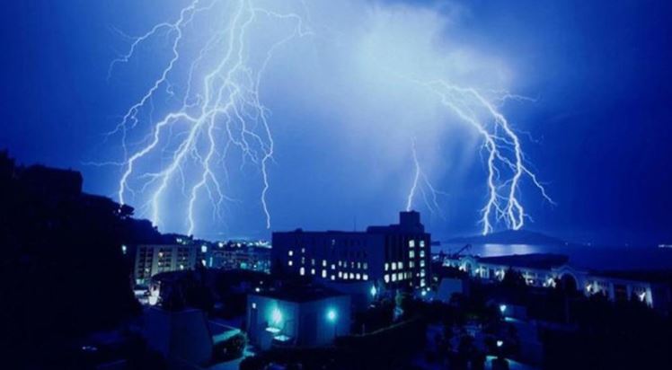 sét nguy hiểm với thiết bị điện